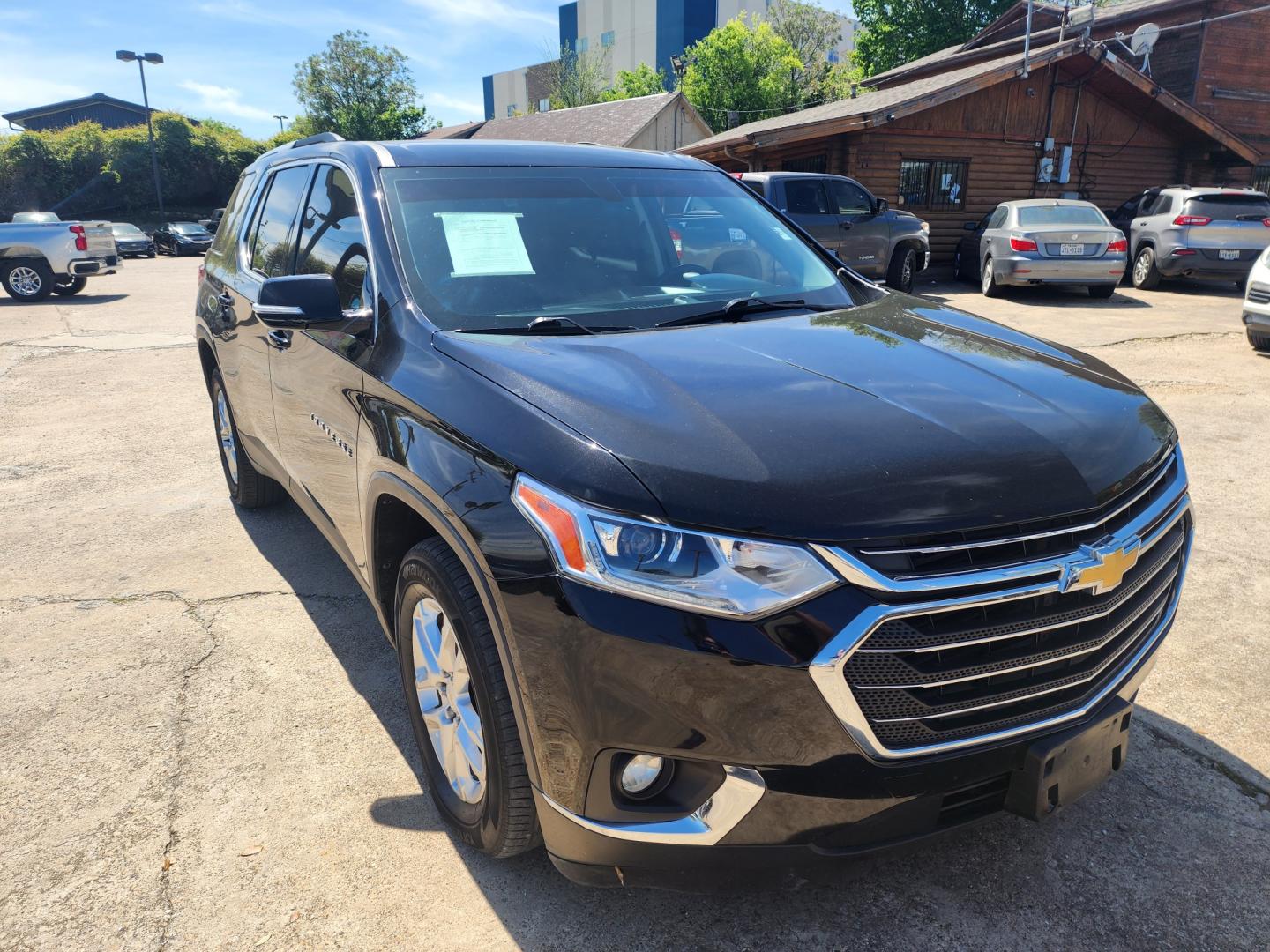 2018 Chevrolet Traverse LT Cloth FWD (1GNERGKWXJJ) with an 3.6L V6 DOHC 24V engine, 9A transmission, located at 945 E. Jefferson Blvd, Dallas, TX, 75203, (214) 943-7777, 32.752514, -96.811630 - Photo#5